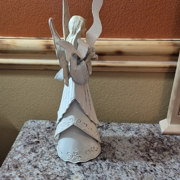 Source Unknown Serene Angel Sculpture in Cream and White, Metal. - Picture 5 of 7